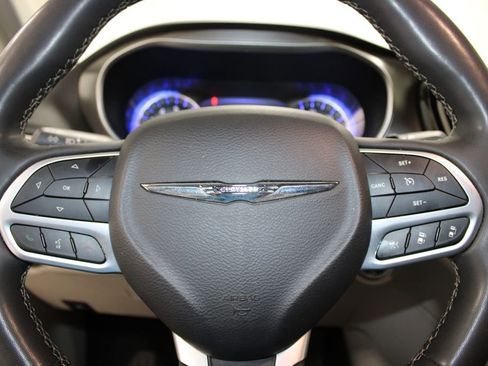 Used 2023 Chrysler Pacifica Touring-L FWD image 28