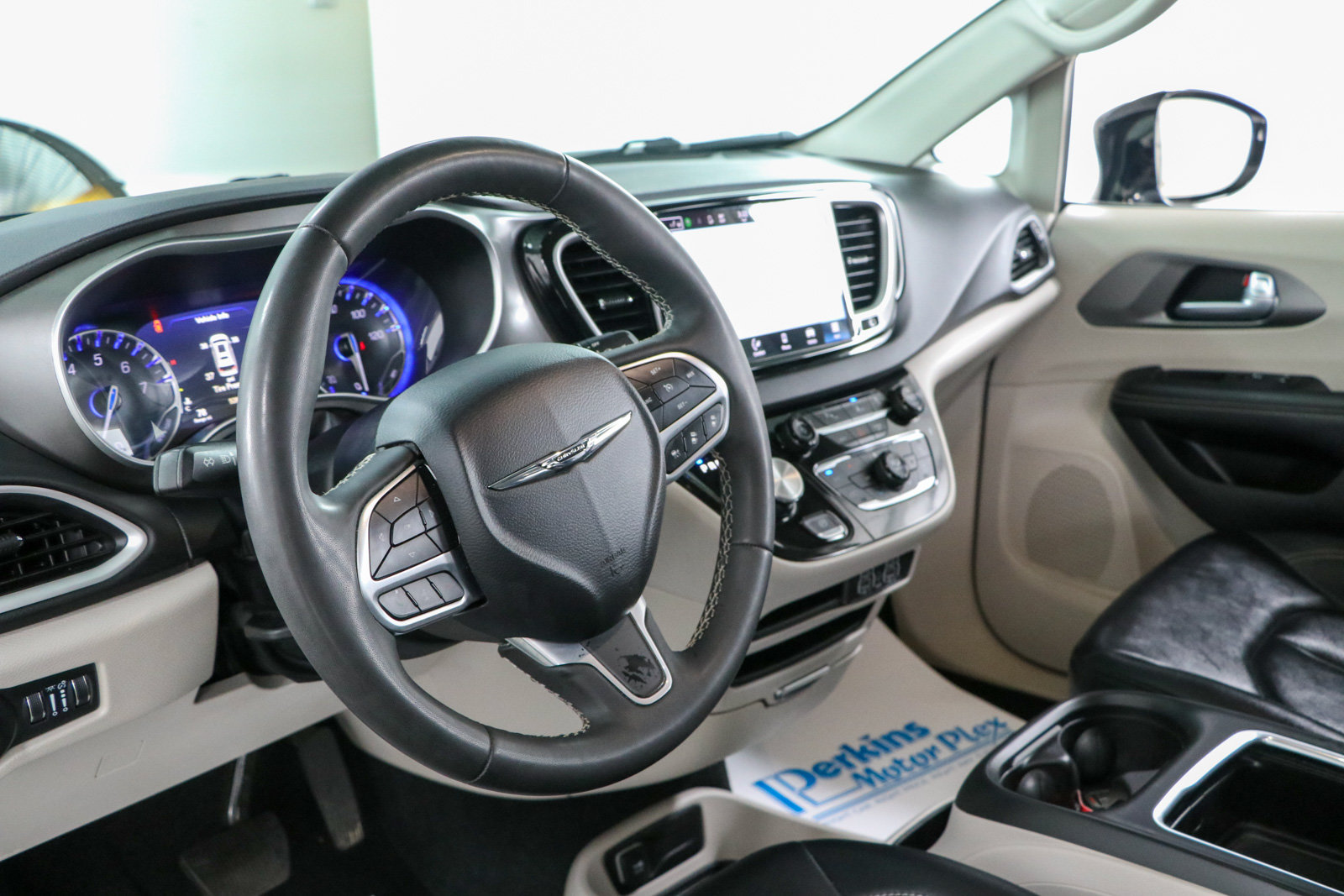 Used 2024 Chrysler Pacifica Touring-L FWD image 21