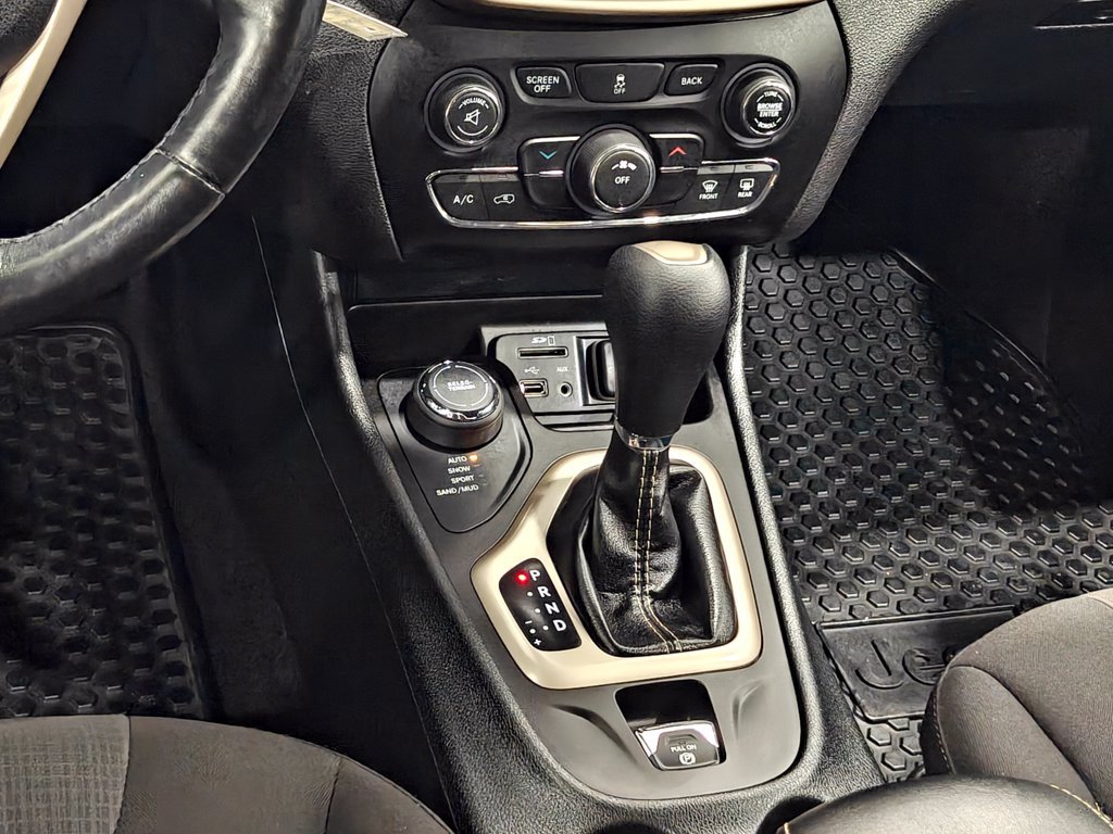 Used 2017 Jeep Cherokee Latitude w/ Cold Weather Group AWD/4WD image 8