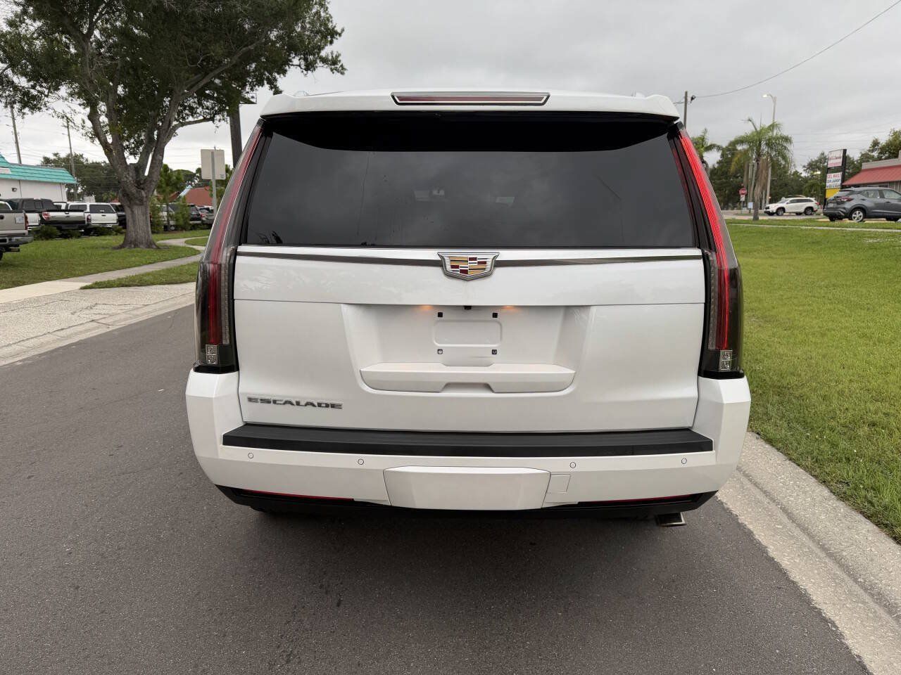 Used 2016 Cadillac Escalade Luxury AWD/4WD image 7