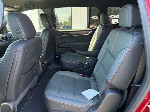 Used 2024 GMC Acadia AT4 w/ Luxury Package image 5