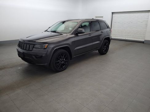 Used 2021 Jeep Grand Cherokee Laredo X AWD/4WD image 2