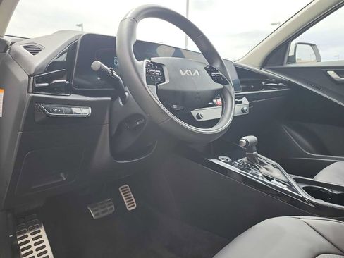 Used 2023 Kia Niro EX Touring FWD image 10