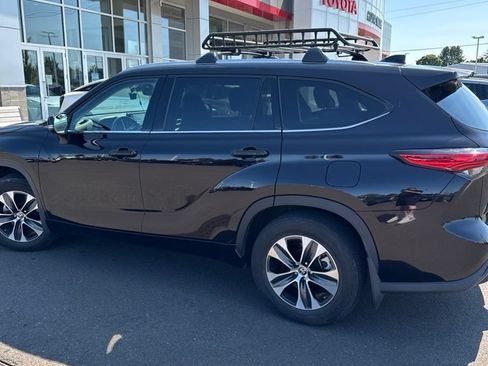 Used 2022 Toyota Highlander XLE AWD/4WD image 9