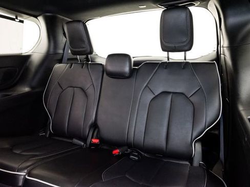 Used 2025 Chrysler Pacifica Limited image 23