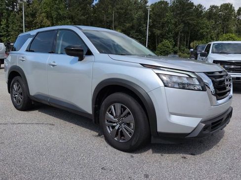 Used 2025 Nissan Pathfinder S FWD image 2