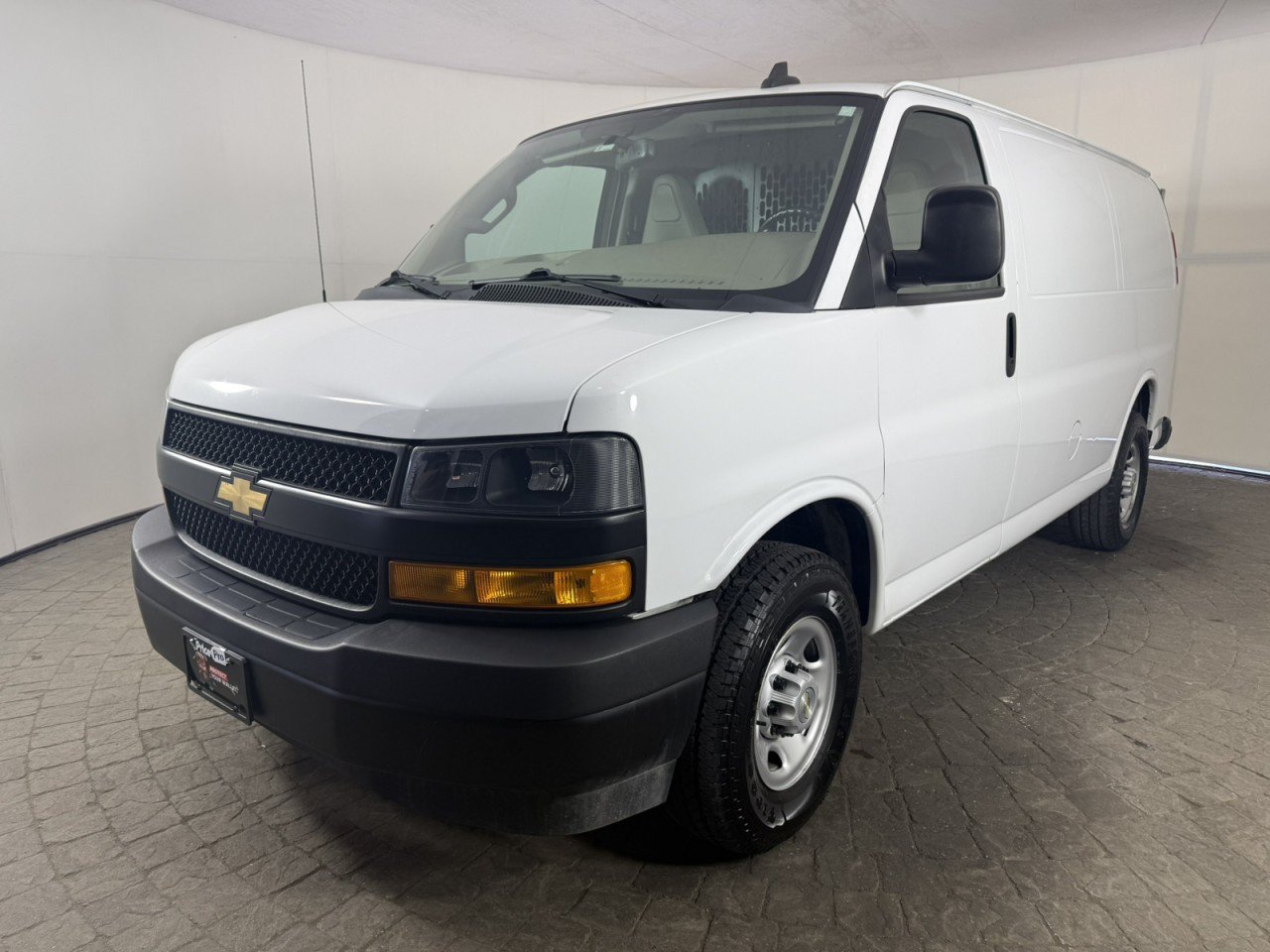 Used 2022 Chevrolet Express 3500 w/ Driver Convenience Package RWD image 3