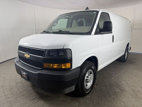 Used 2022 Chevrolet Express 3500 w/ Driver Convenience Package RWD image 3