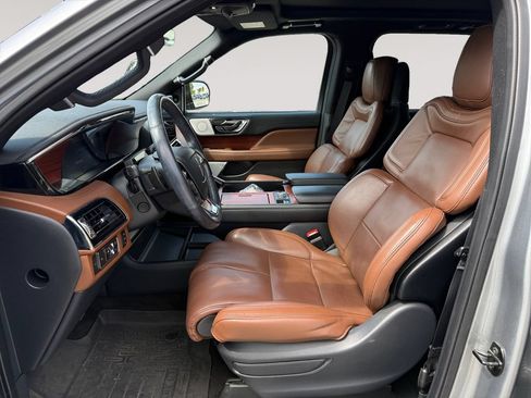 Used 2022 Lincoln Navigator Reserve AWD/4WD image 2