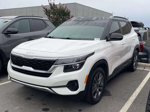 Used 2023 Kia Seltos S w/ Navigation Package FWD image 2