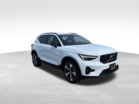 Certified 2026 Volvo XC40 B5 Plus w/ Climate Package AWD/4WD image 36