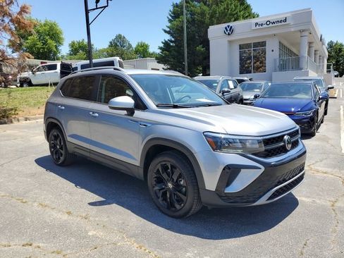 Certified 2022 Volkswagen Taos SE image 3