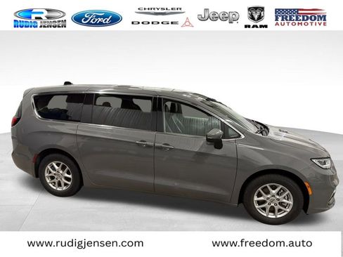 Used 2023 Chrysler Pacifica Touring-L image 5