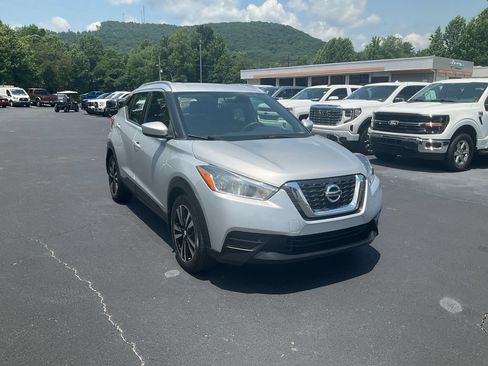 Used 2019 Nissan Kicks SV FWD image 3