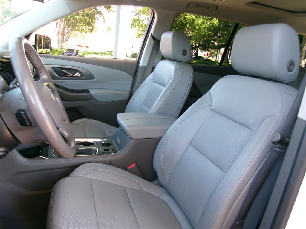 Used 2020 Chevrolet Traverse Premier FWD image 11