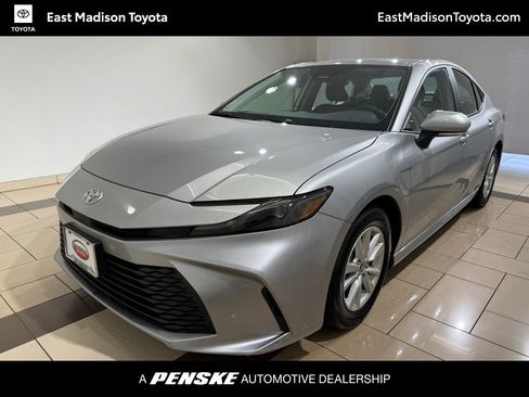 Certified 2025 Toyota Camry LE image 1