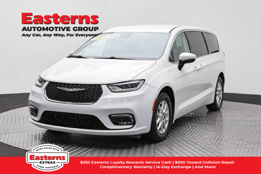 Used 2023 Chrysler Pacifica Touring-L FWD image 1