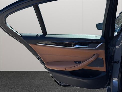 Used 2021 BMW 530i xDrive w/ Premium Package image 41