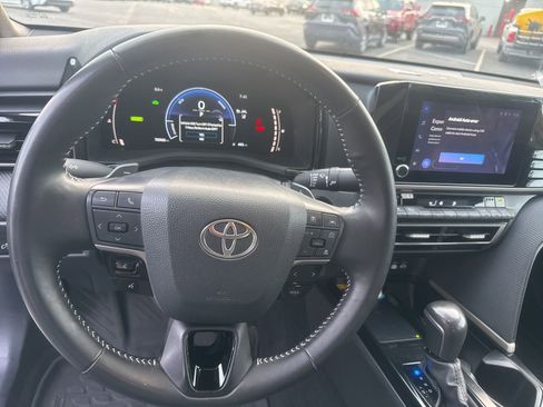 Used 2025 Toyota Camry SE w/ Convenience Package FWD image 11