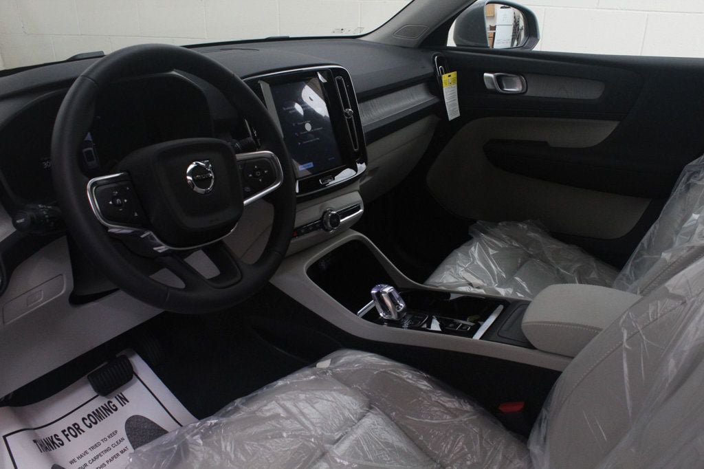 Used 2025 Volvo XC40 B5 Plus AWD/4WD image 5