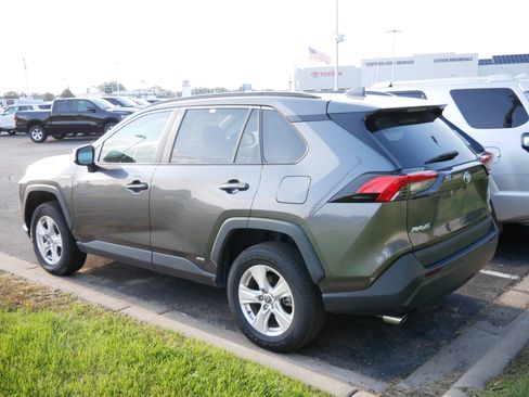 Used 2021 Toyota RAV4 XLE AWD/4WD image 4