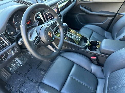 Certified 2025 Porsche Macan AWD/4WD image 4