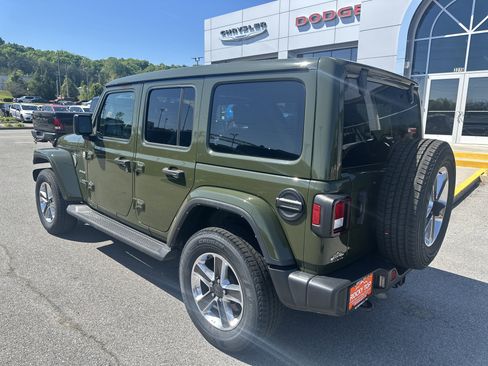 Used 2022 Jeep Wrangler Unlimited Sahara w/ Cold Weather Group AWD/4WD image 11