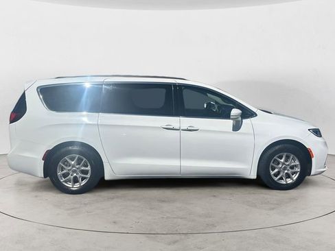Used 2022 Chrysler Pacifica Touring-L FWD image 6