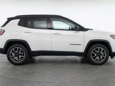 Used 2025 Jeep Compass Trailhawk AWD/4WD image 11