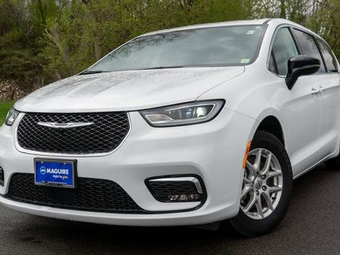 Used 2024 Chrysler Pacifica Touring-L FWD image 1