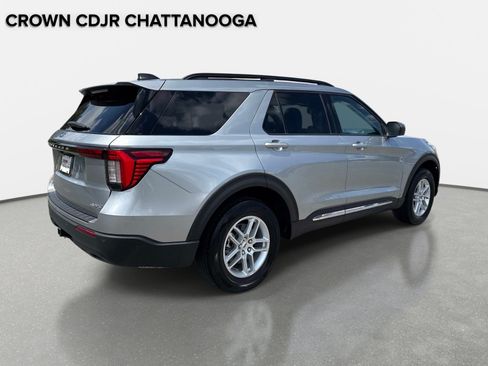 Used 2025 Ford Explorer Active AWD/4WD image 5