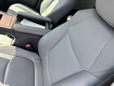 Used 2021 Toyota Sienna XLE w/ XLE Plus Package FWD image 5