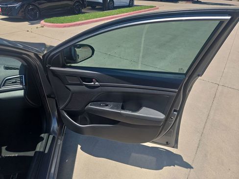 Used 2018 Hyundai Elantra SE FWD image 15