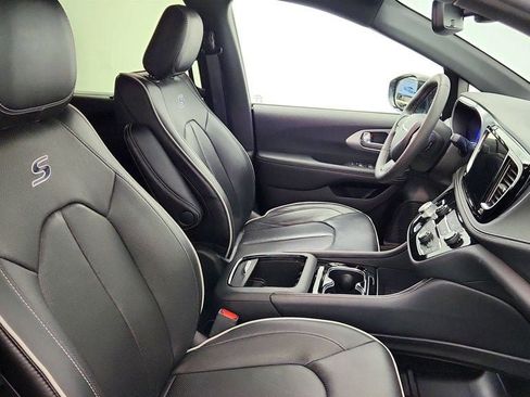 Used 2025 Chrysler Pacifica Limited FWD image 26