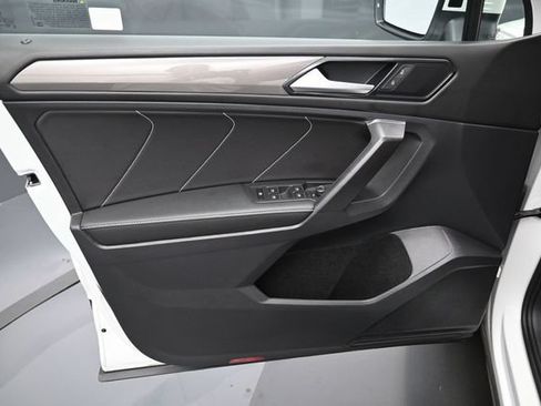 Used 2023 Volkswagen Tiguan SE w/ Panoramic Sunroof Package FWD image 11