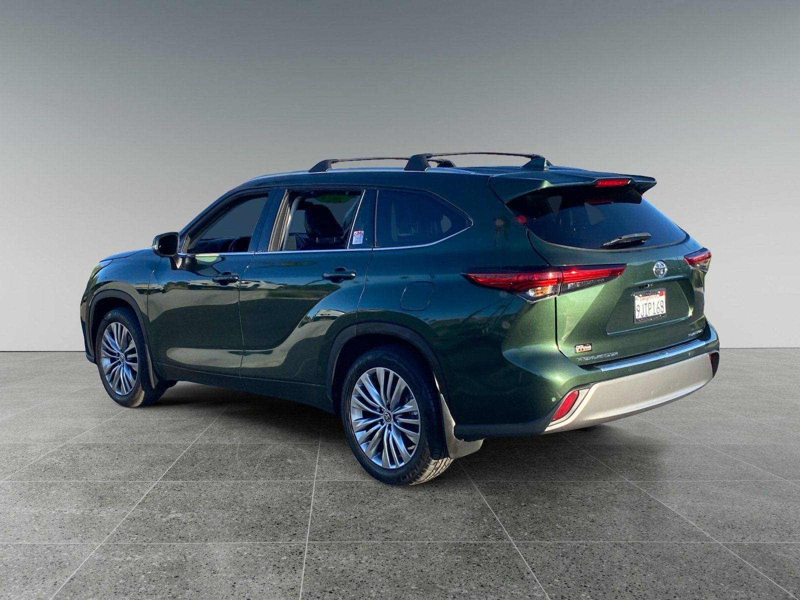Used 2023 Toyota Highlander Platinum FWD image 3