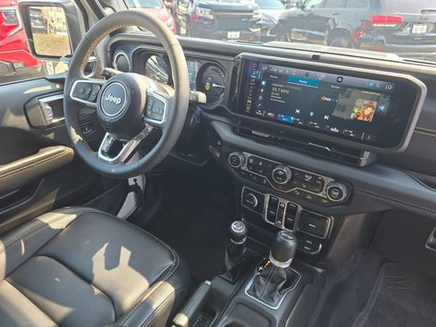 Used 2024 Jeep Wrangler Unlimited Sahara w/ Technology Group AWD/4WD image 12
