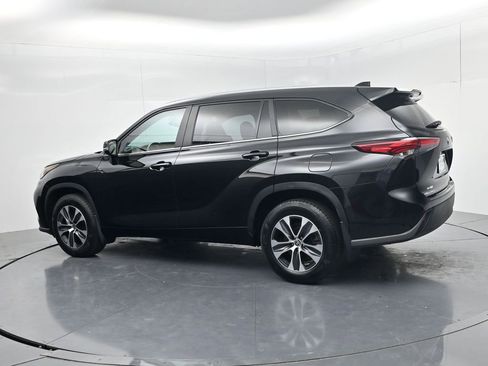 Used 2023 Toyota Highlander XLE AWD/4WD image 5
