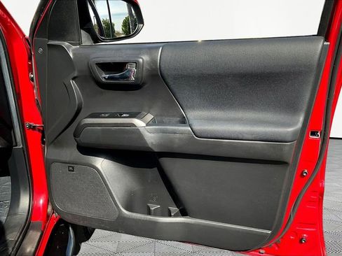 Used 2022 Toyota Tacoma TRD Sport w/ TRD Premium Sport Package AWD/4WD image 27