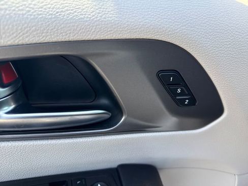 Used 2023 Chrysler Pacifica Touring-L FWD image 11