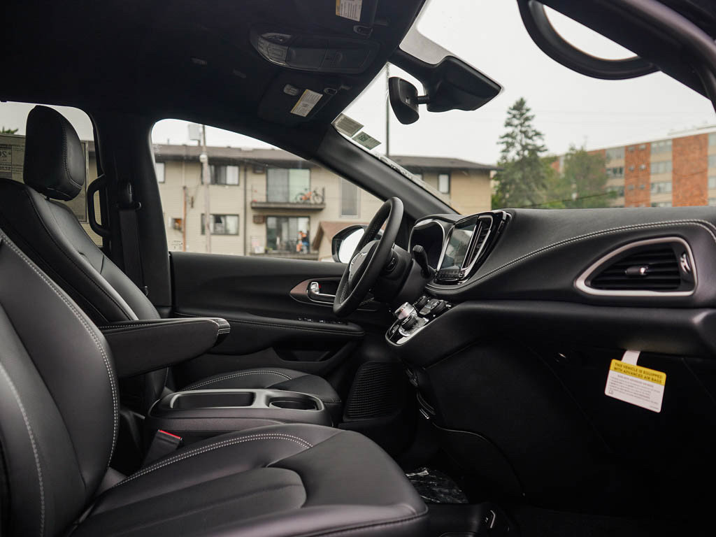 New 2026 Chrysler Pacifica Select AWD/4WD image 11