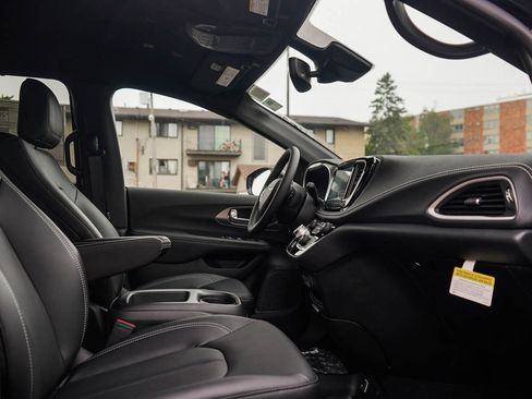 New 2026 Chrysler Pacifica Select image 11