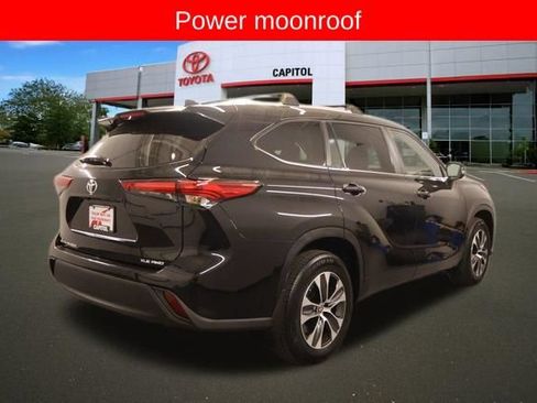 Used 2023 Toyota Highlander XLE AWD/4WD image 4