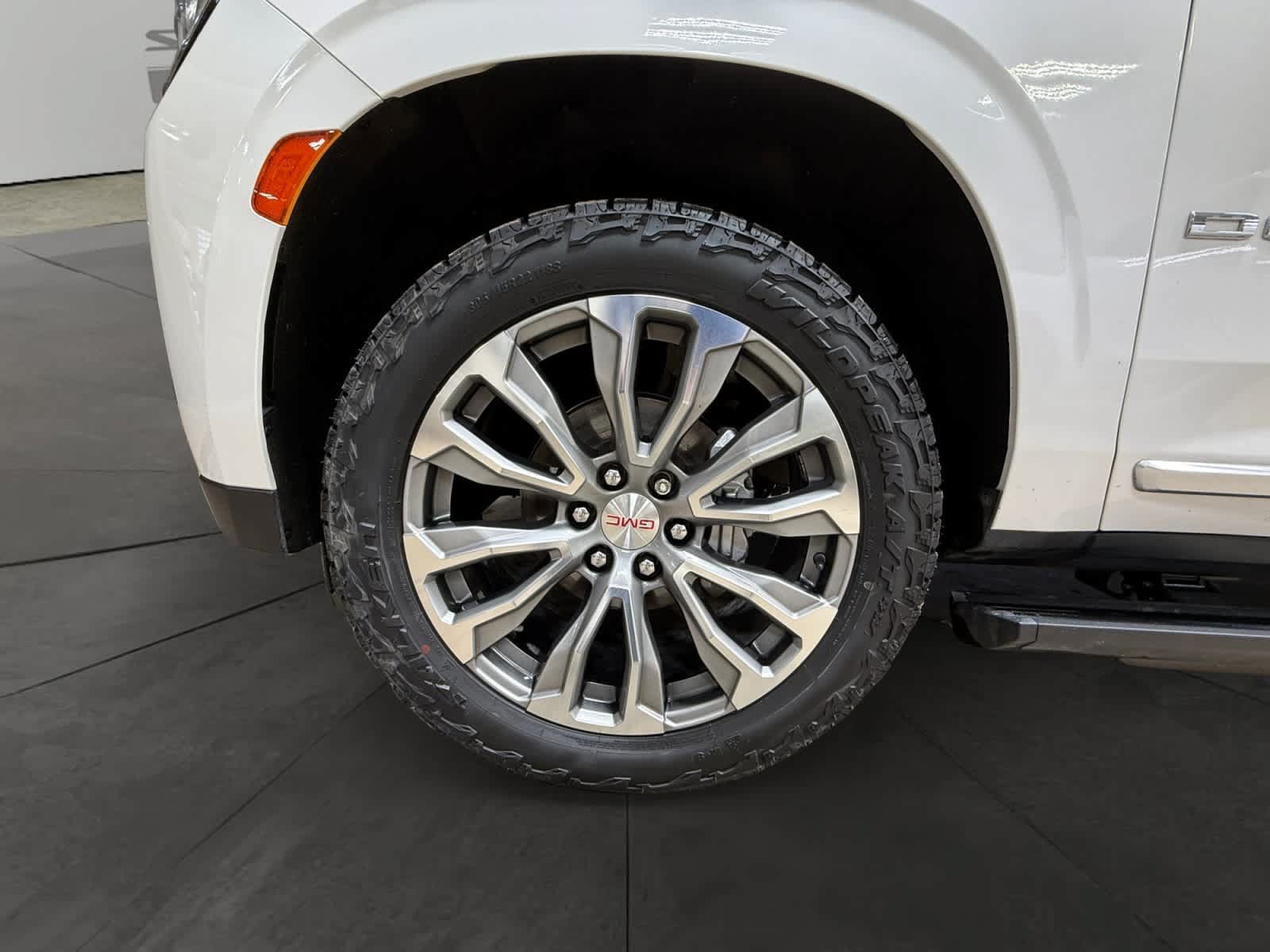 Used 2021 GMC Yukon Denali w/ Denali Premium Package AWD/4WD image 14