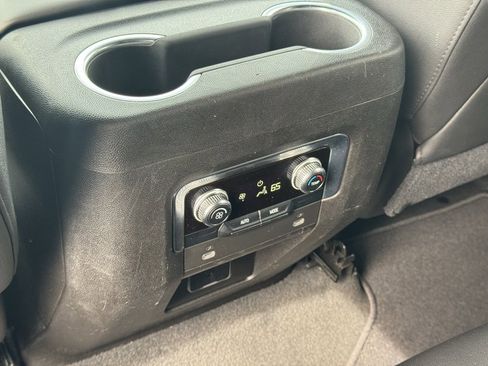 Used 2021 GMC Yukon SLT image 23