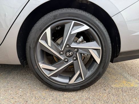 Used 2025 Hyundai Elantra Limited image 30