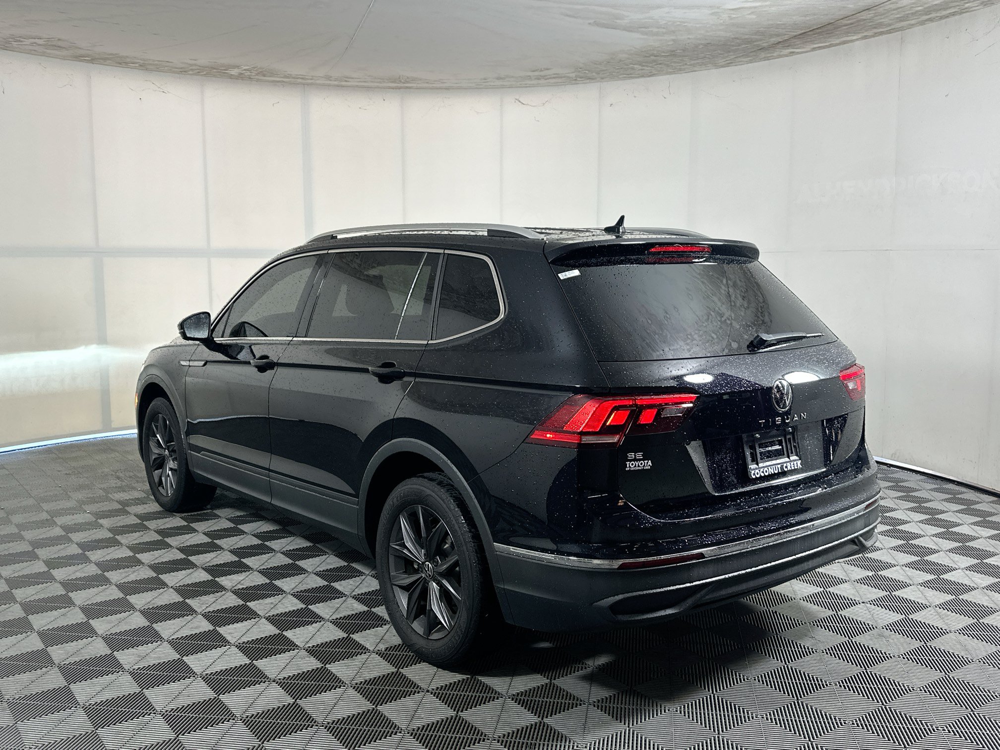 Used 2023 Volkswagen Tiguan SE FWD image 5