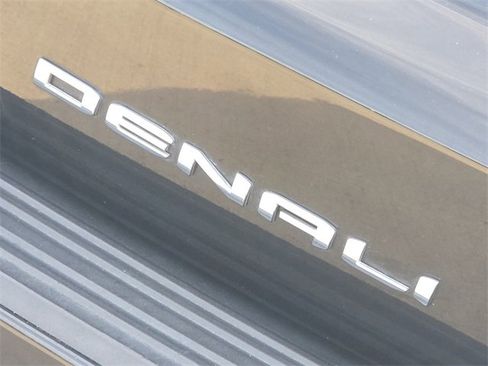 Used 2021 GMC Yukon XL Denali w/ Denali Premium Package image 10