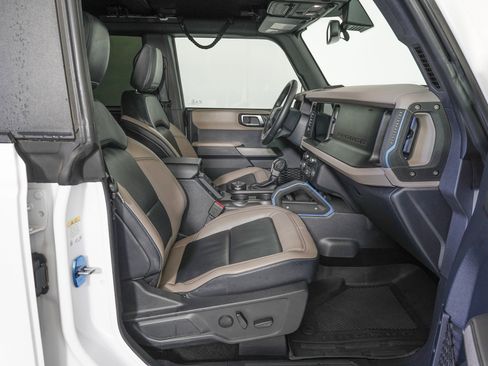 Used 2023 Ford Bronco Wildtrak image 9