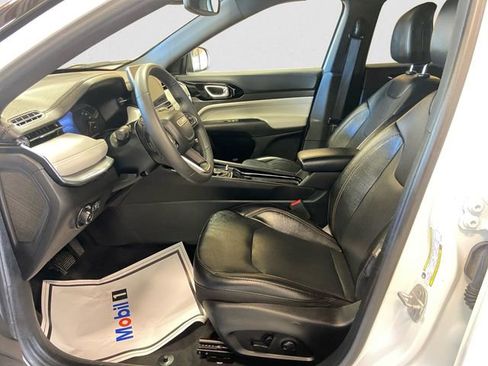 Used 2023 Jeep Compass Limited image 10